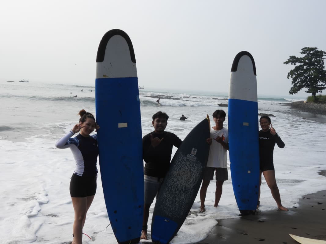 Private surf class student learning proper paddling techniques